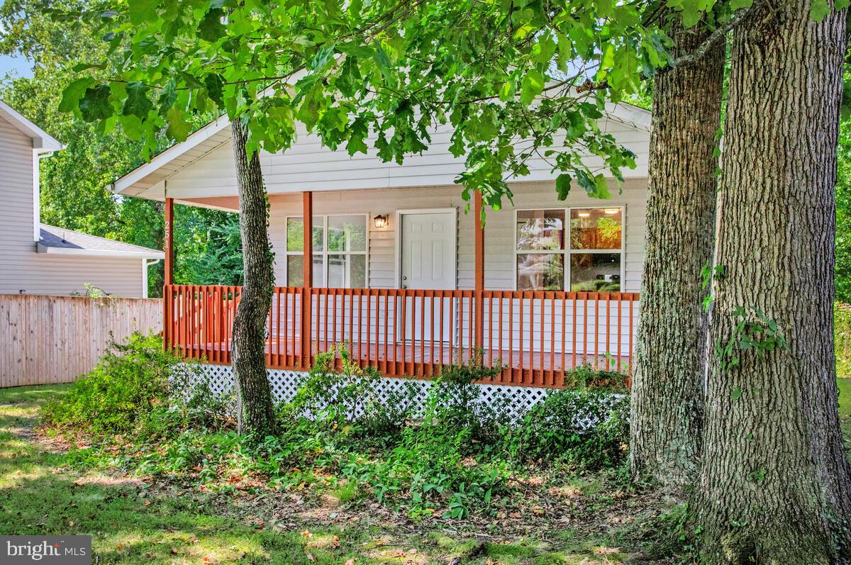 251 Cape St John Road Annapolis, MD 21401 - Photo 42 of 61 a front view of a house with a garden