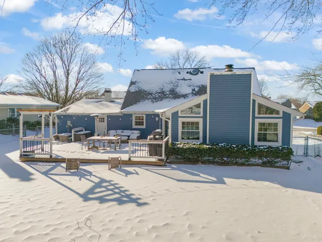 $525,000 | 35 Cloverdale Lane, Schaumburg, IL 60193