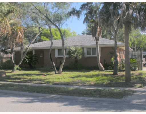 a view of a house with backyard and trees