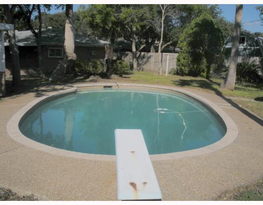124 Fulton Place Portland, TX 78374 - Photo 6 of 8 a view of outdoor space and swimming pool