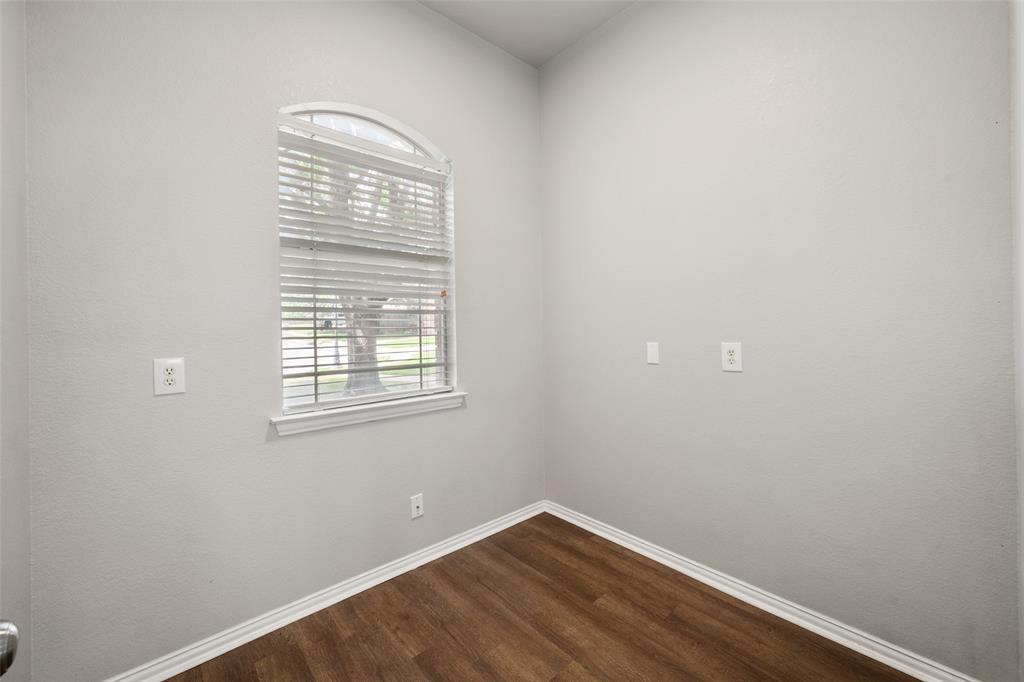 412 Springhill Court Burleson, TX 76028 - Photo 18 of 36
