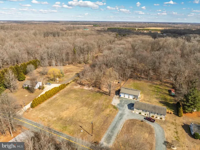 a view of a yard with a house