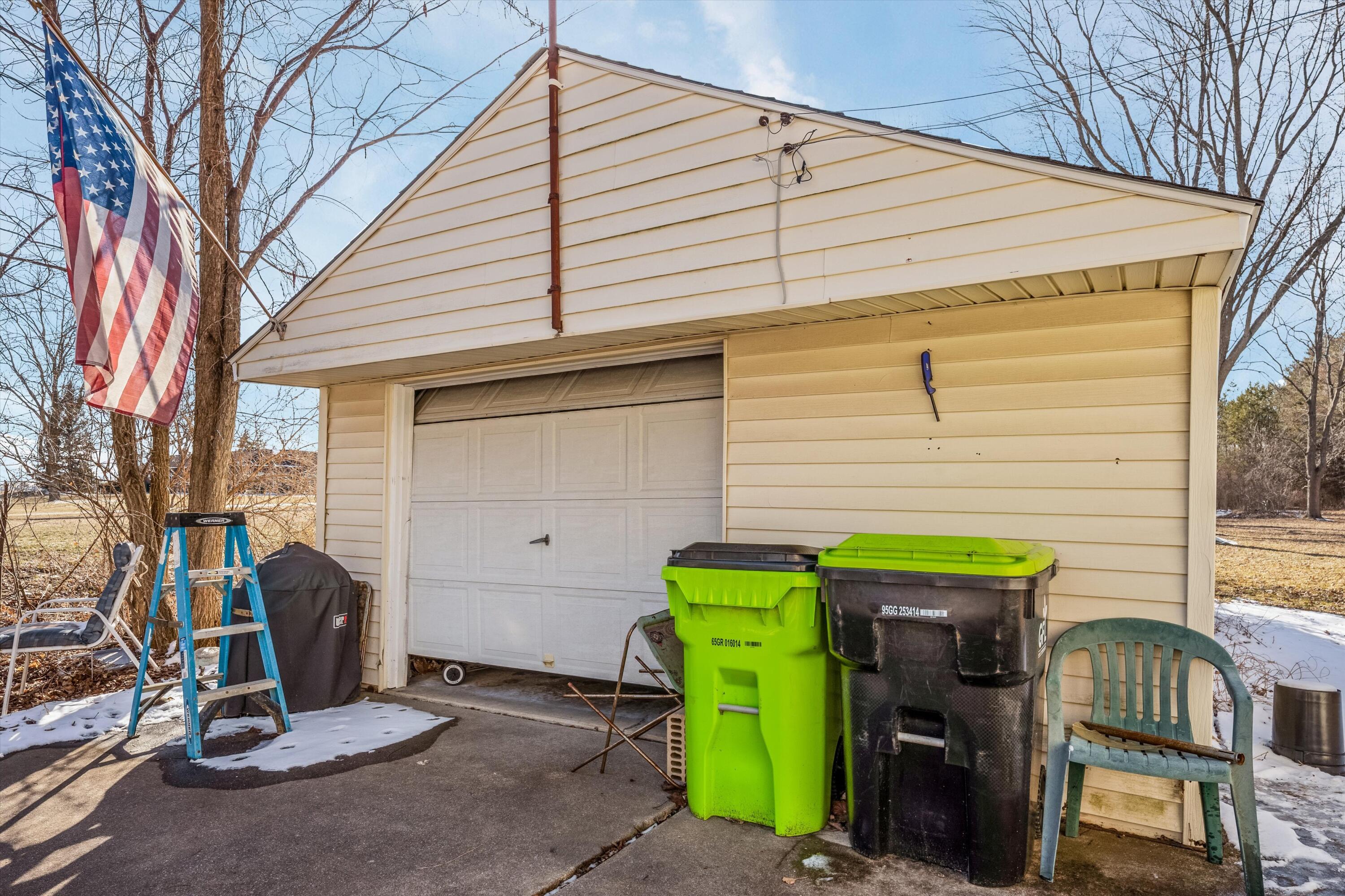 4432 Morrish Road Swartz Creek, MI 48473 - Photo 4 of 17 Garage