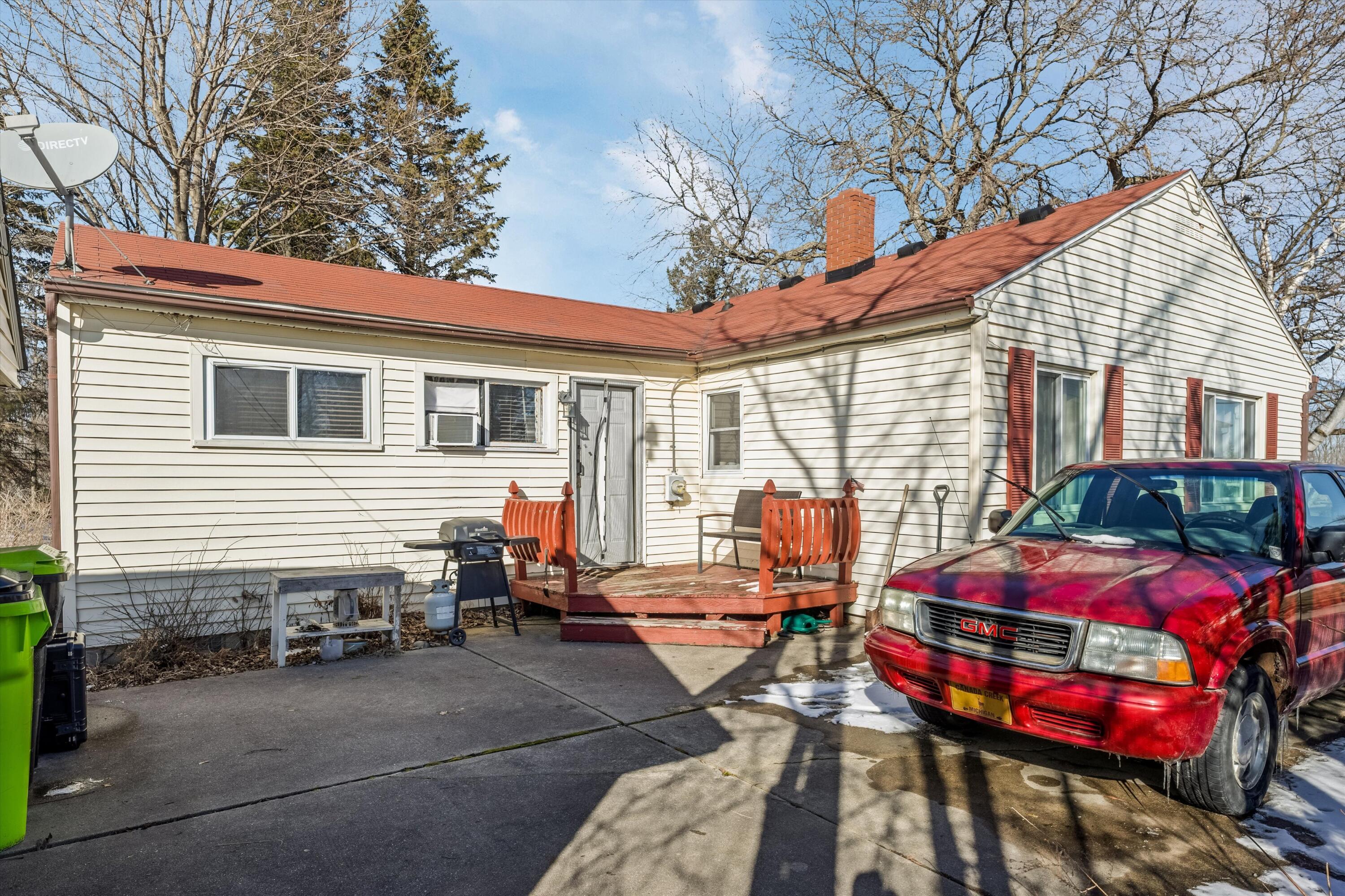 4432 Morrish Road Swartz Creek, MI 48473 - Photo 5 of 17 Porch