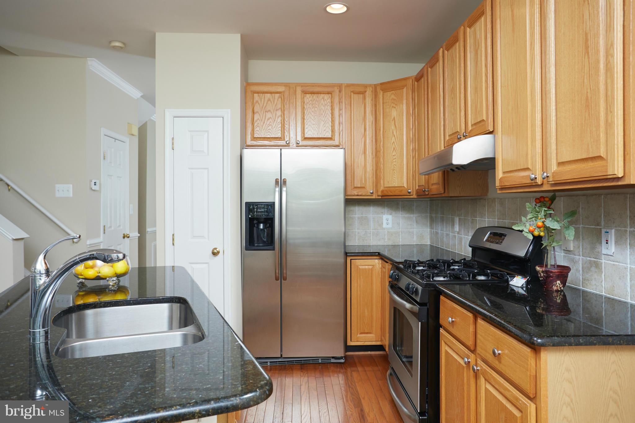 1266 Vintage Place Reston, VA 20194 - Photo 11 of 27 Kitchen