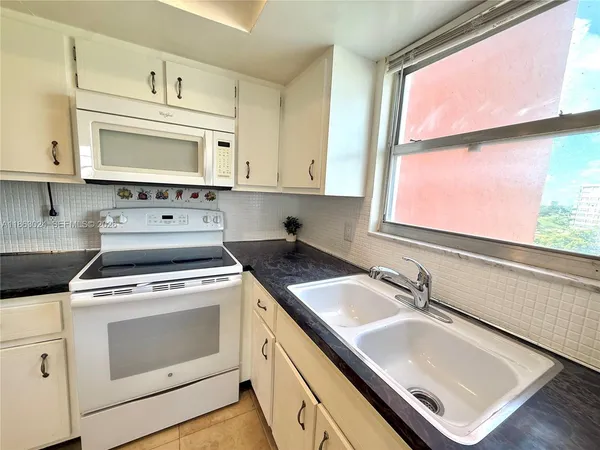 $235,000 | 1351 Northeast Miami Gardens Drive, Unit 626E, Miami, FL 33179
