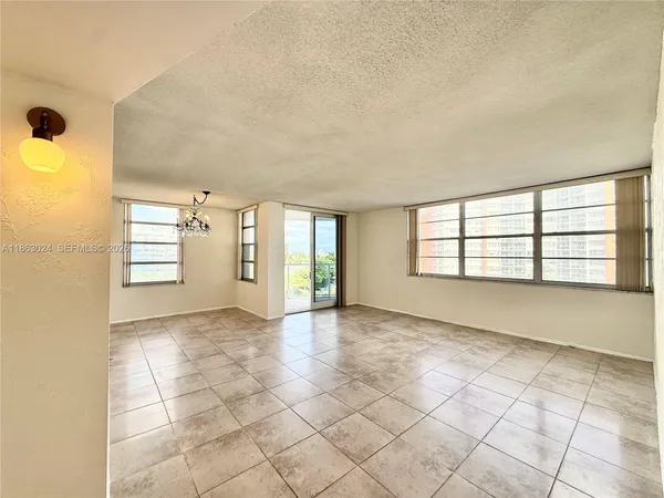 $235,000 | 1351 Northeast Miami Gardens Drive, Unit 626E, Miami, FL 33179