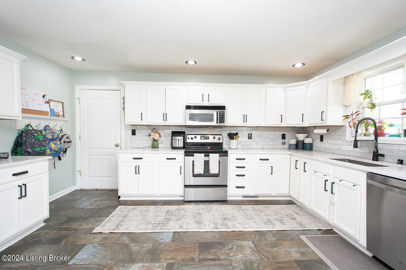 3636 Zoneton Road Shepherdsville, KY 40165 - Photo 10 of 41 Eat-In Kitchen
