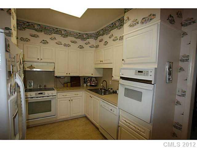 850 Cherokee Road, Unit H5 Charlotte, NC 28207 - Photo 5 of 10 Gallery Image 5