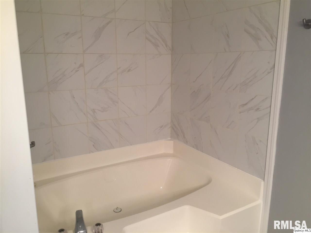 2133 Rancho Boulevard Quincy, IL 62305 - Photo 15 of 24 Gallery Image 15