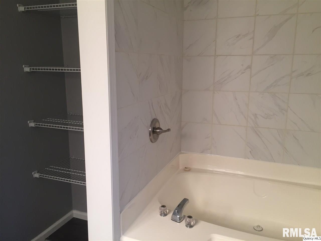 2133 Rancho Boulevard Quincy, IL 62305 - Photo 21 of 24 Gallery Image 21