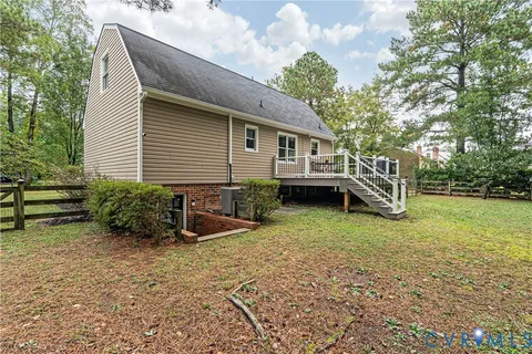 a view of a house with backyard