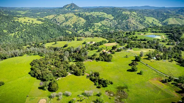 a view of a tennis court