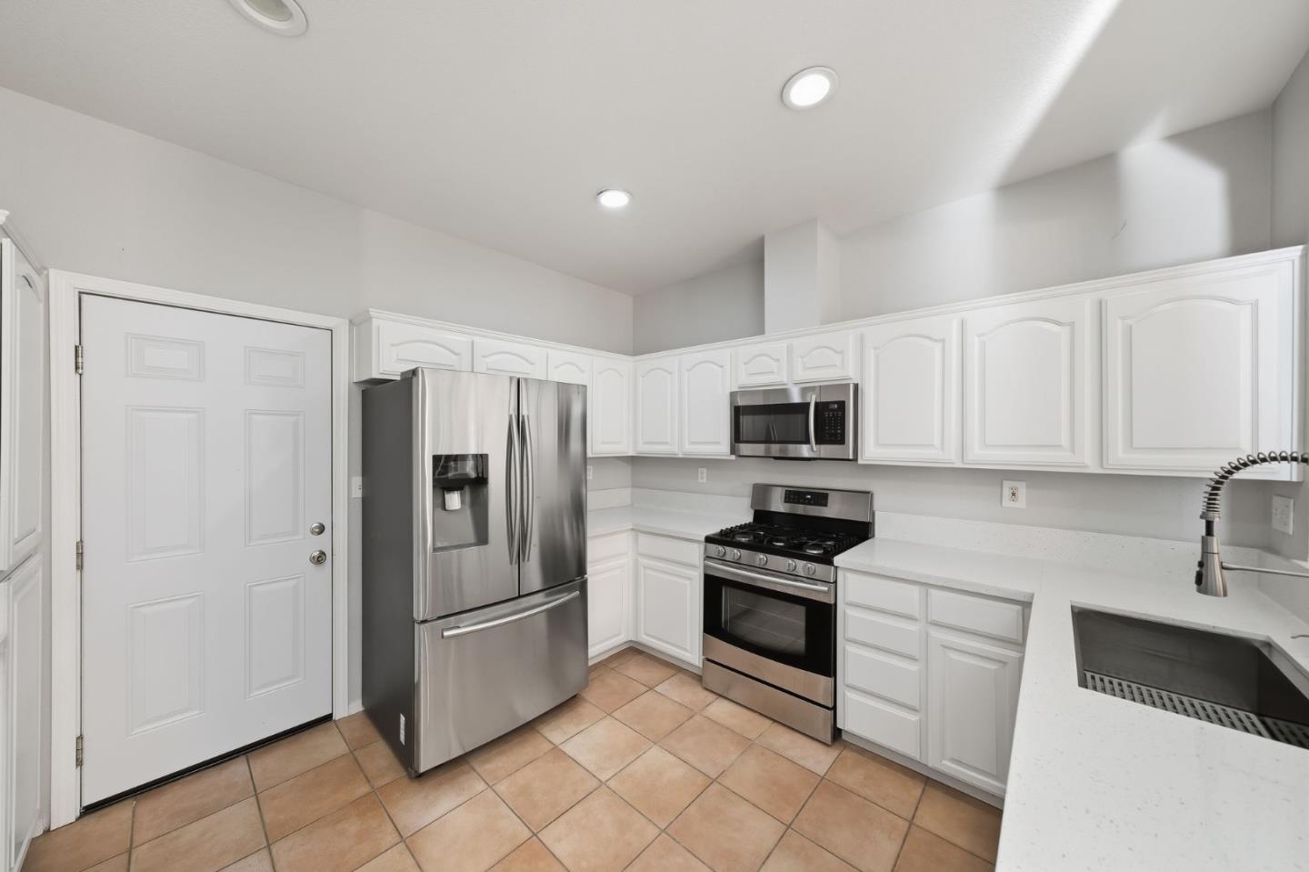 7445 Brigadoon Way Dublin, CA 94568 - Photo 9 of 22