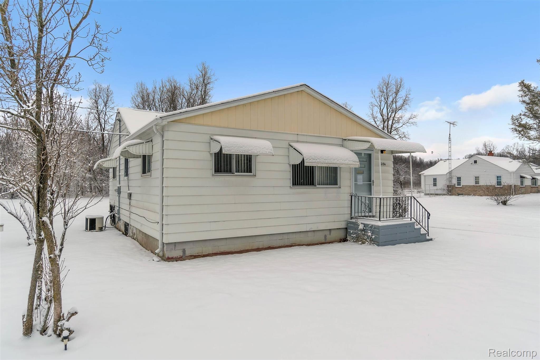 5284 West Carpenter Road Flint, MI 48504 - Photo 2 of 31 03-5284 W Carpenter Rd-WindowStill-Real-Estate-Photography-2.jpg