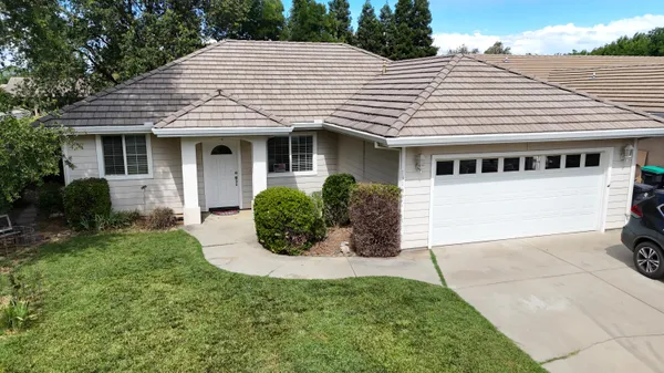 a view of a house with yard and plants