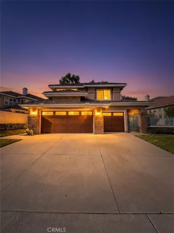 a view of houses with sky view