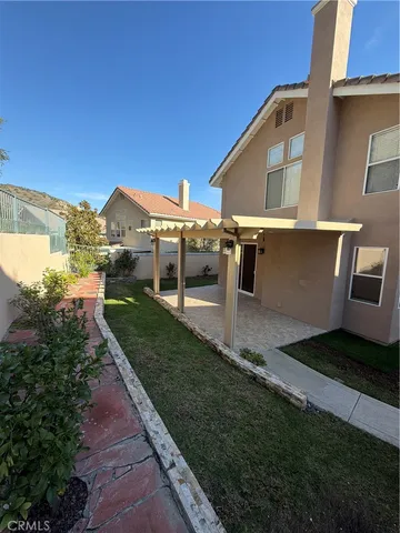 a view of a backyard with pathway