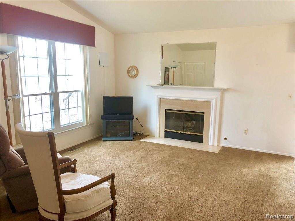 50 Pine Tree Ridge Waterford, MI 48327 - Photo 2 of 18 Gallery Image 2