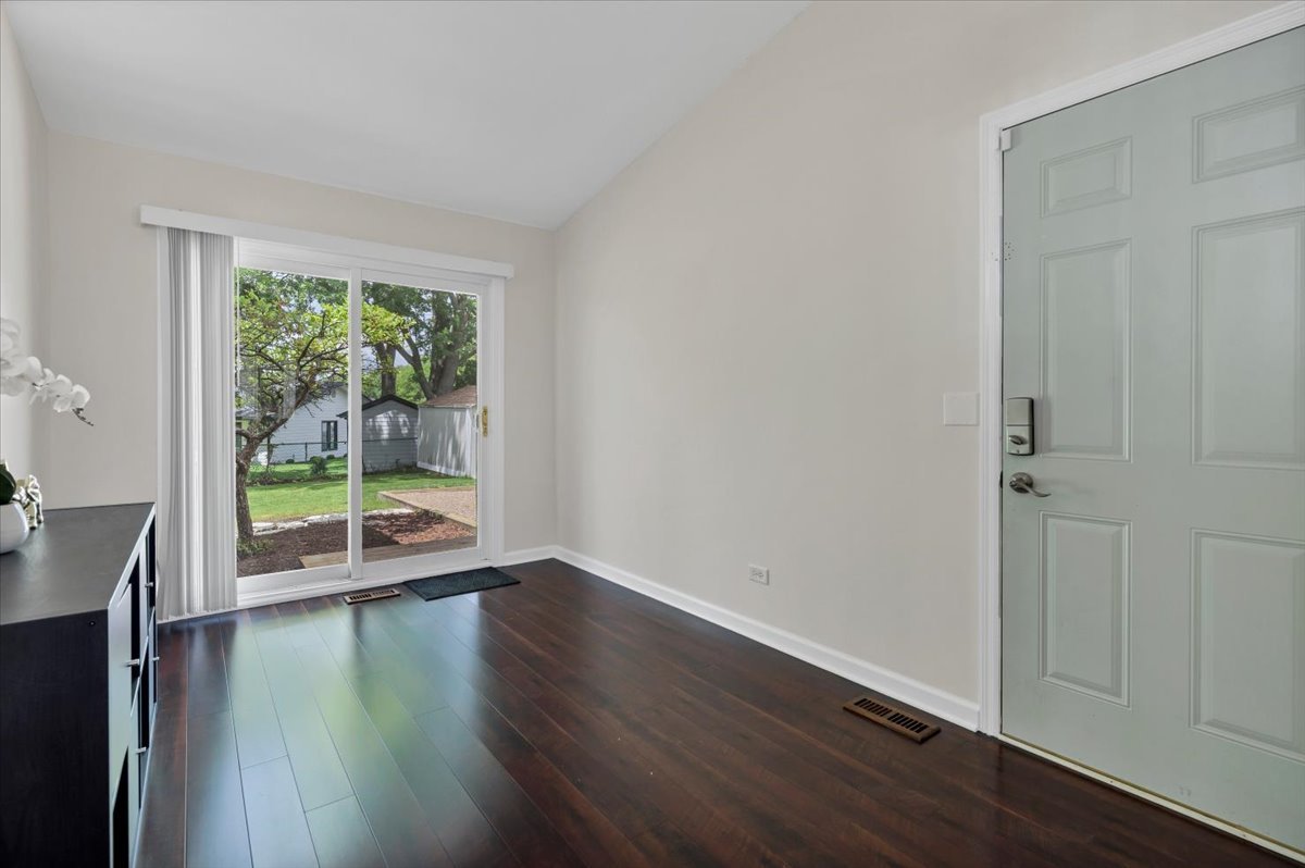 1820 Claremont Road Hoffman Estates, IL 60169 - Photo 4 of 33