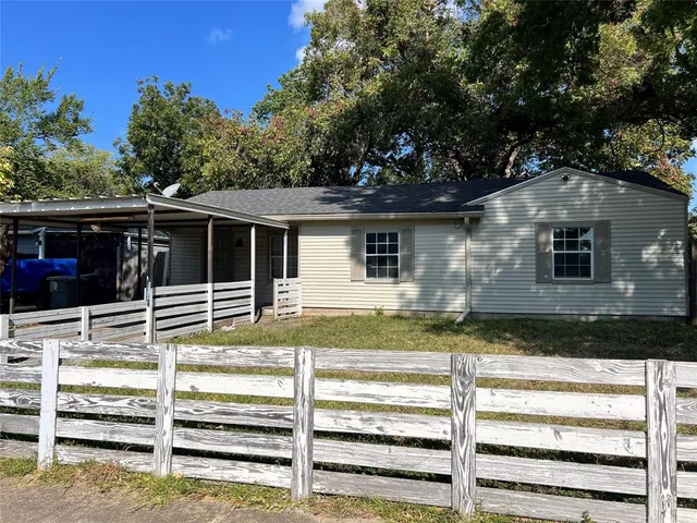 a view of a house with a backyard