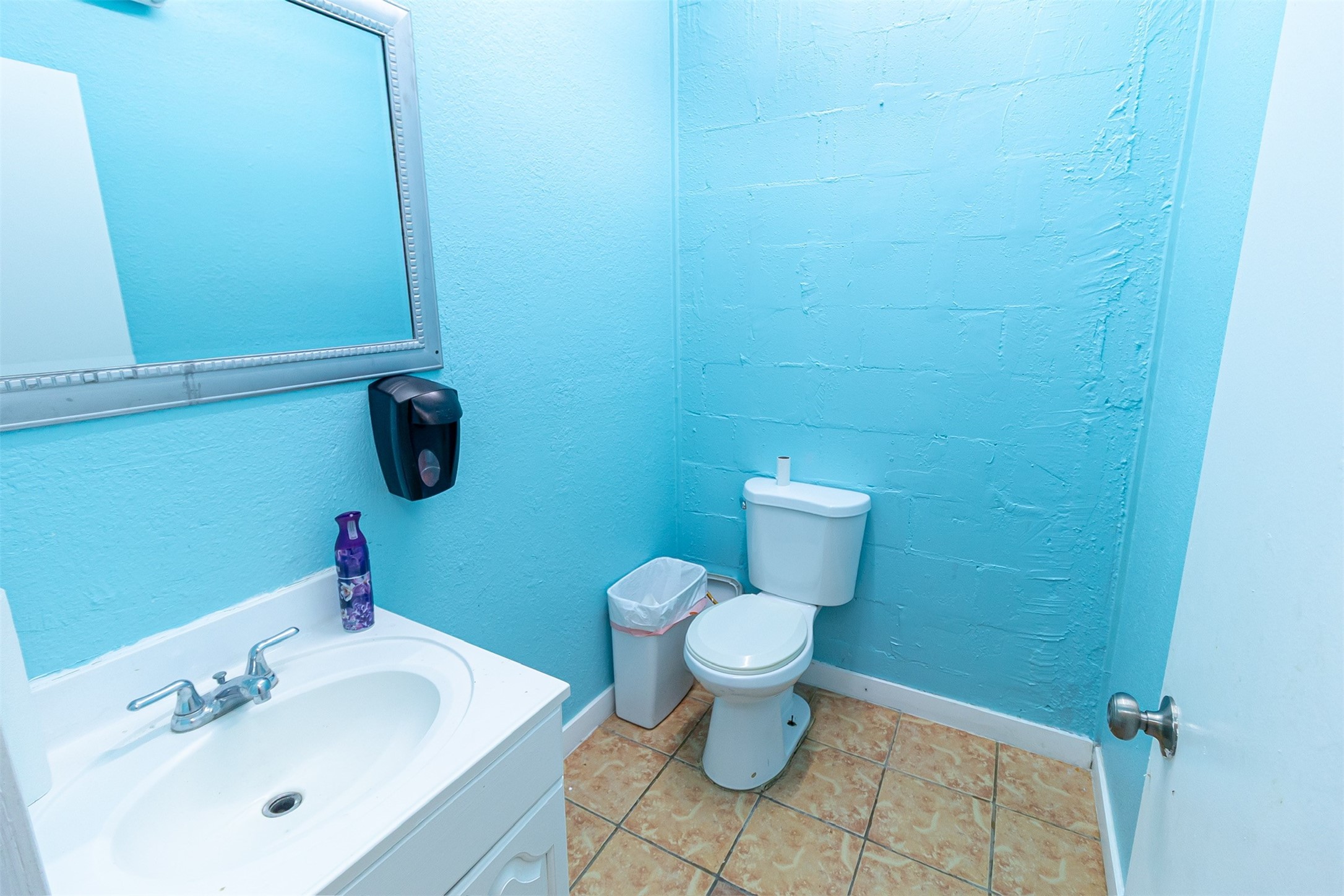 1137 Freeport Street Houston, TX 77015 - Photo 19 of 27 a bathroom with a sink and a toilet