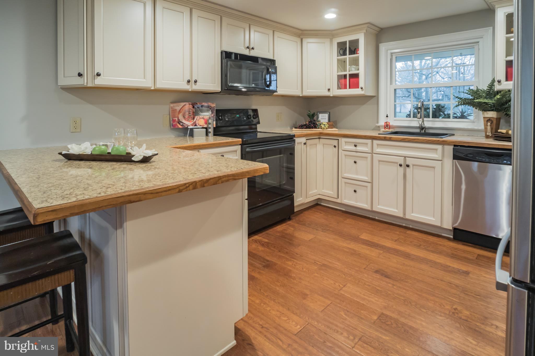 209 West Reliance Road Souderton, PA 18964 - Photo 5 of 32 Updated Kitchen, New Recessed lights & hardwood Fl