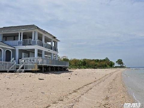 Lattingtown Harbor's Private Club House