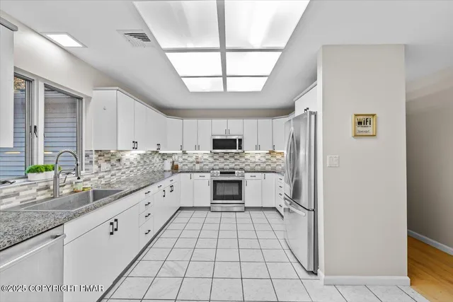 $799,000 | 23 Sleepy Hollow Lane, East Stroudsburg, PA 18302