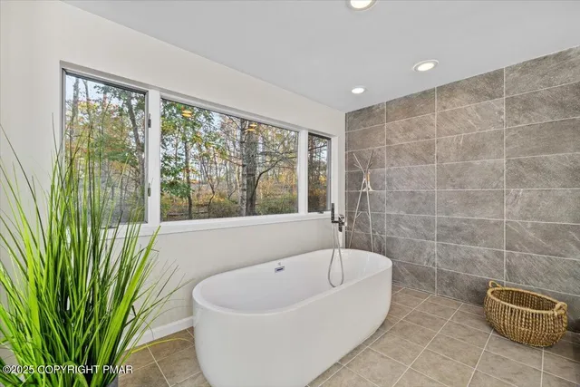 $799,000 | 23 Sleepy Hollow Lane, East Stroudsburg, PA 18302