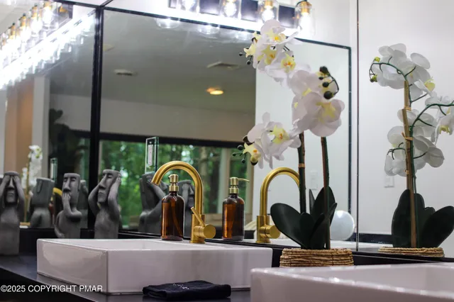 $799,000 | 23 Sleepy Hollow Lane, East Stroudsburg, PA 18302