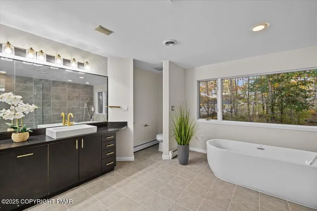 $799,000 | 23 Sleepy Hollow Lane, East Stroudsburg, PA 18302