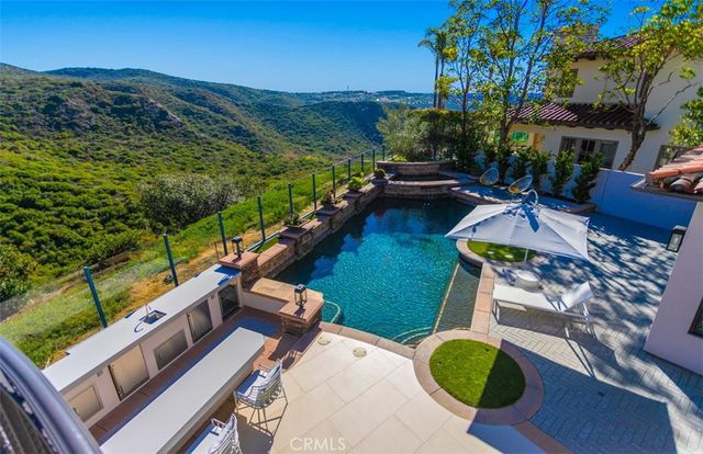 a view of yard from terrace with seating area