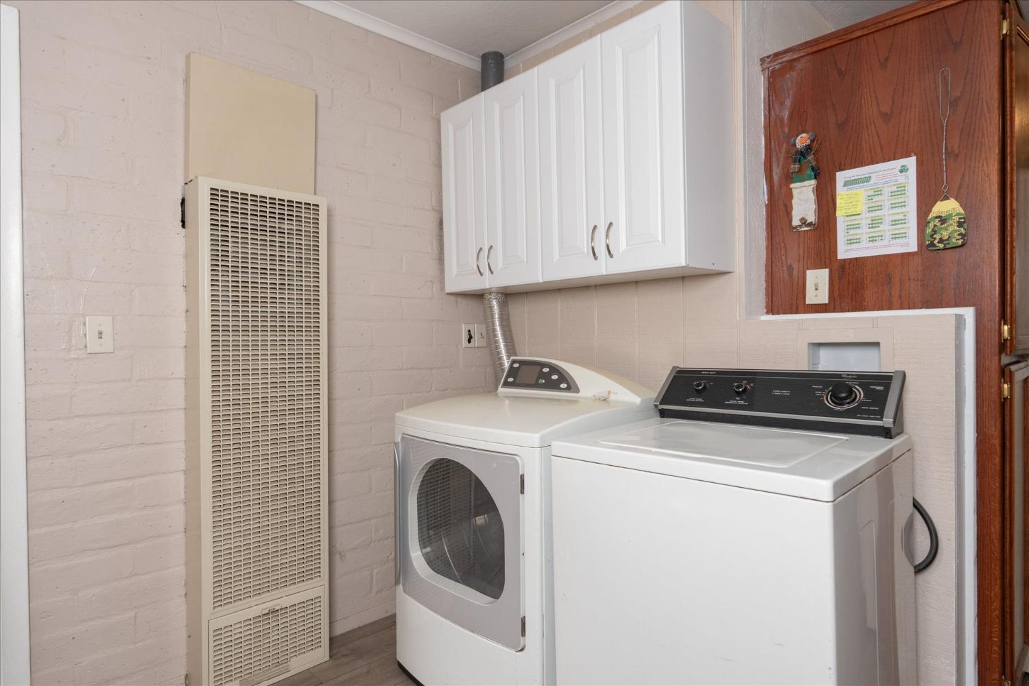 48994 Manzanita Road Oakhurst, CA 93644 - Photo 12 of 43 a utility room with dryer and washer