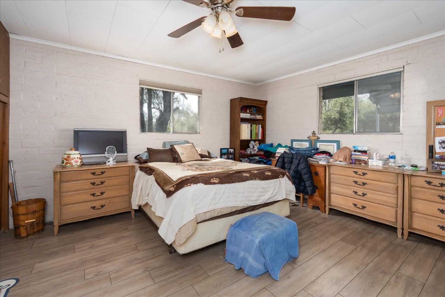 48994 Manzanita Road Oakhurst, CA 93644 - Photo 19 of 43 a bed room with a bed and a window
