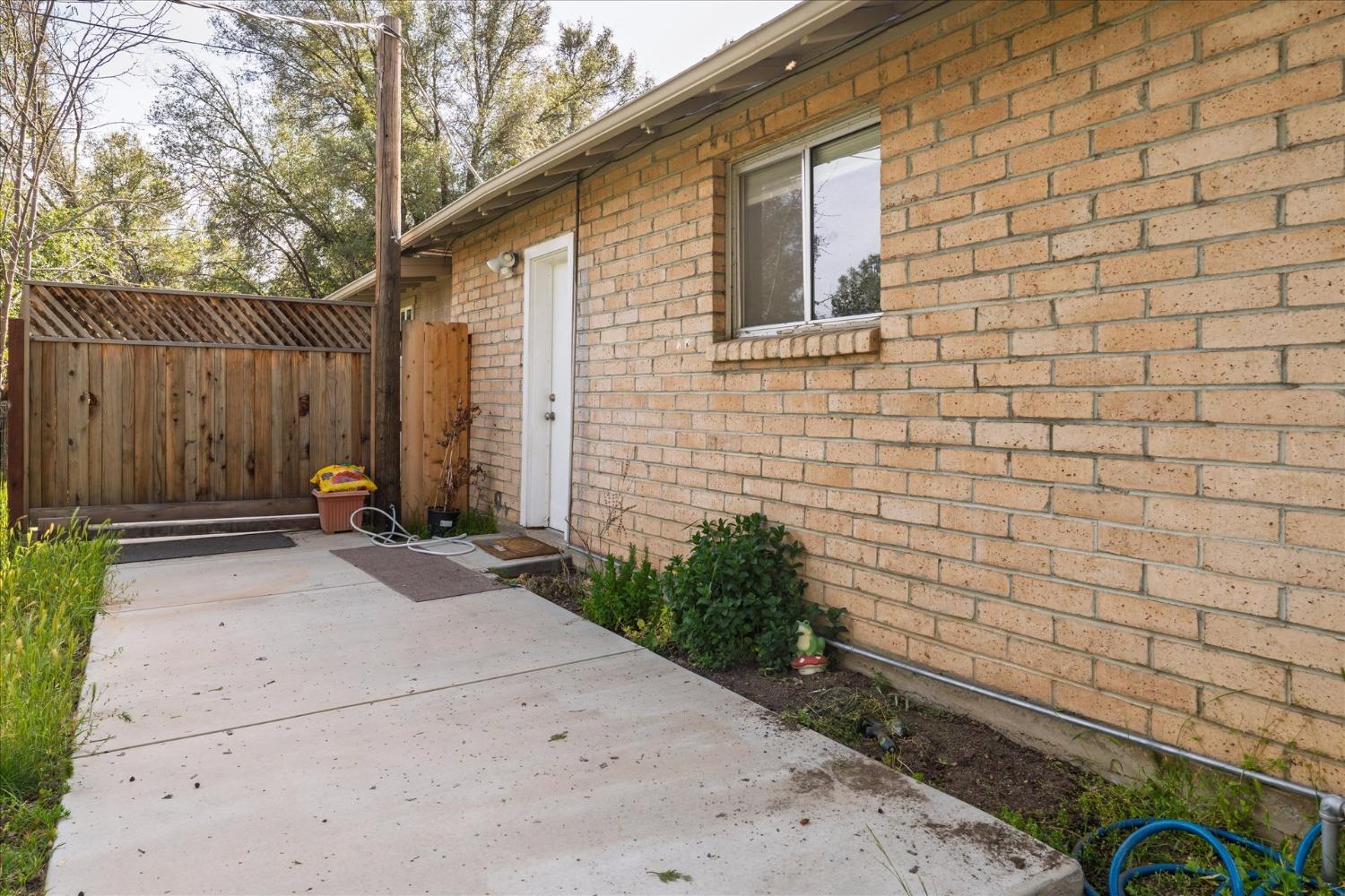 48994 Manzanita Road Oakhurst, CA 93644 - Photo 34 of 43 a backyard of a house with plants and trees