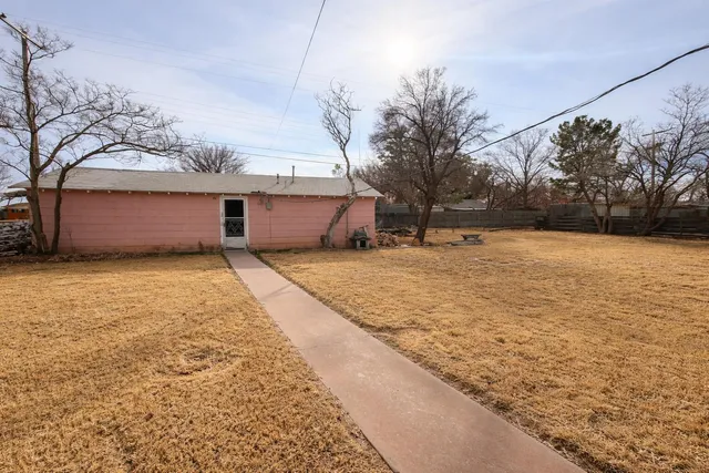 $130,000 | 501 West 1st Street, Hale Center, TX 79041