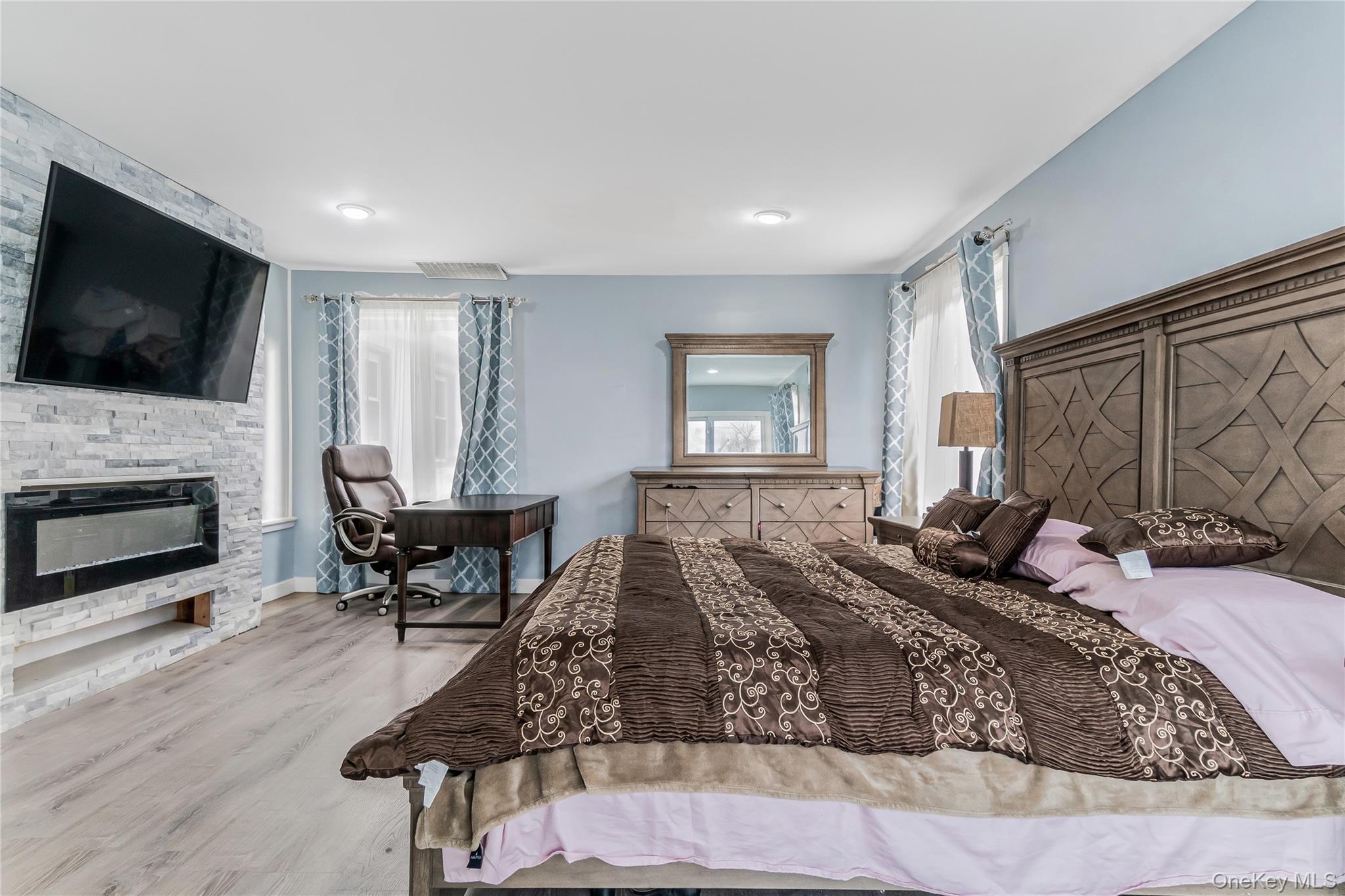68 Riverdale Road Valley Stream, NY 11581 - Photo 8 of 19 a bedroom with a bed and a television