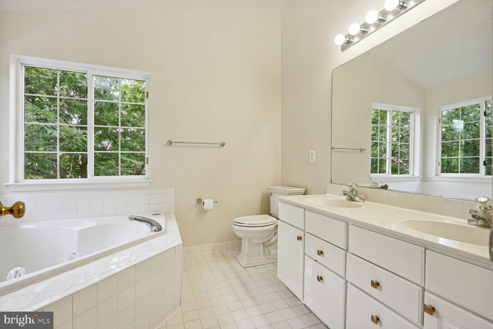 2817 Roesh Way Vienna, VA 22181 - Photo 14 of 30 Large primary en-suite bathroom with soaking tub