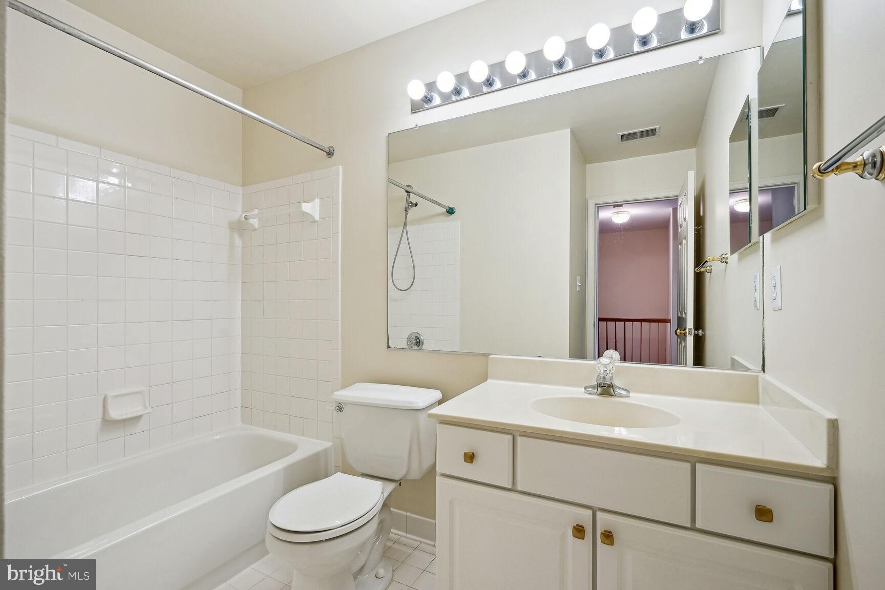2817 Roesh Way Vienna, VA 22181 - Photo 18 of 30 Hall bathroom on upper level with tub