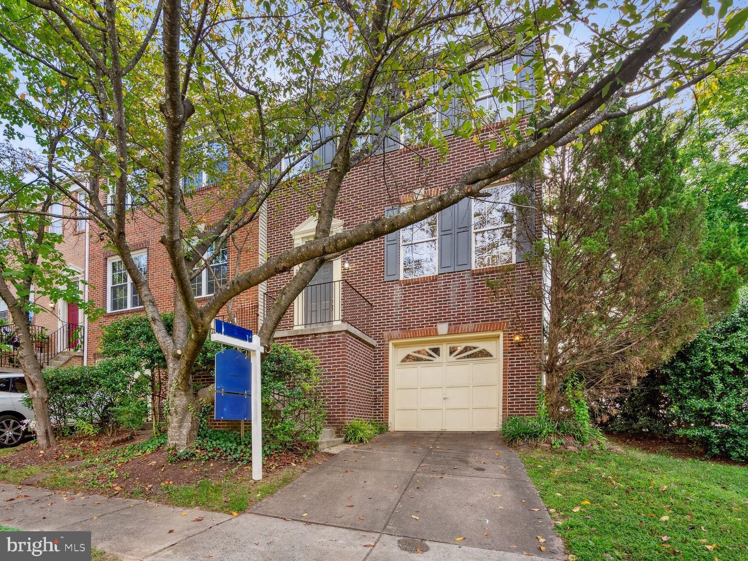 2817 Roesh Way Vienna, VA 22181 - Photo 2 of 30 Garage parking with driveway