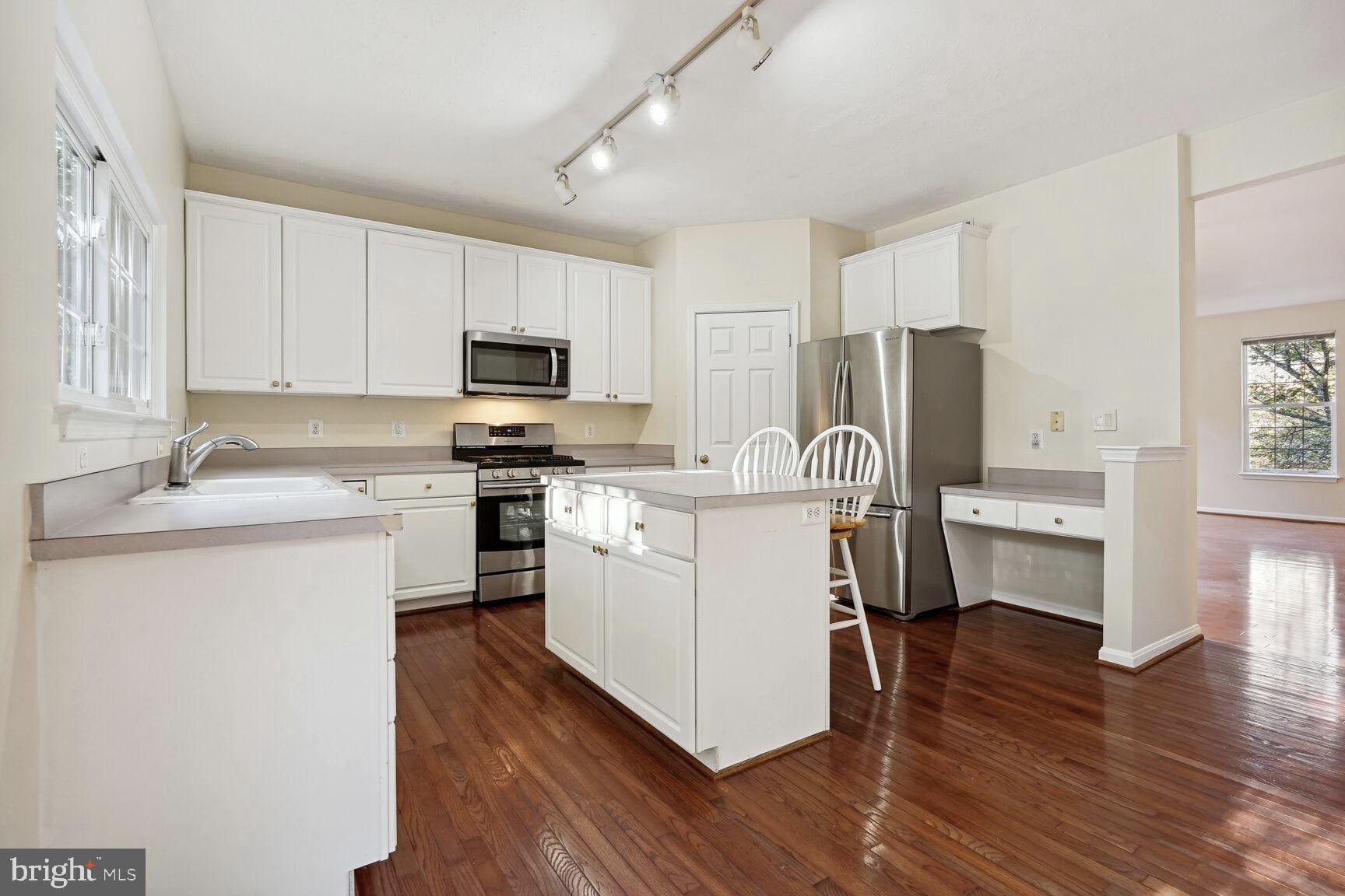2817 Roesh Way Vienna, VA 22181 - Photo 7 of 30 Classic white cabinets and s/s appliances