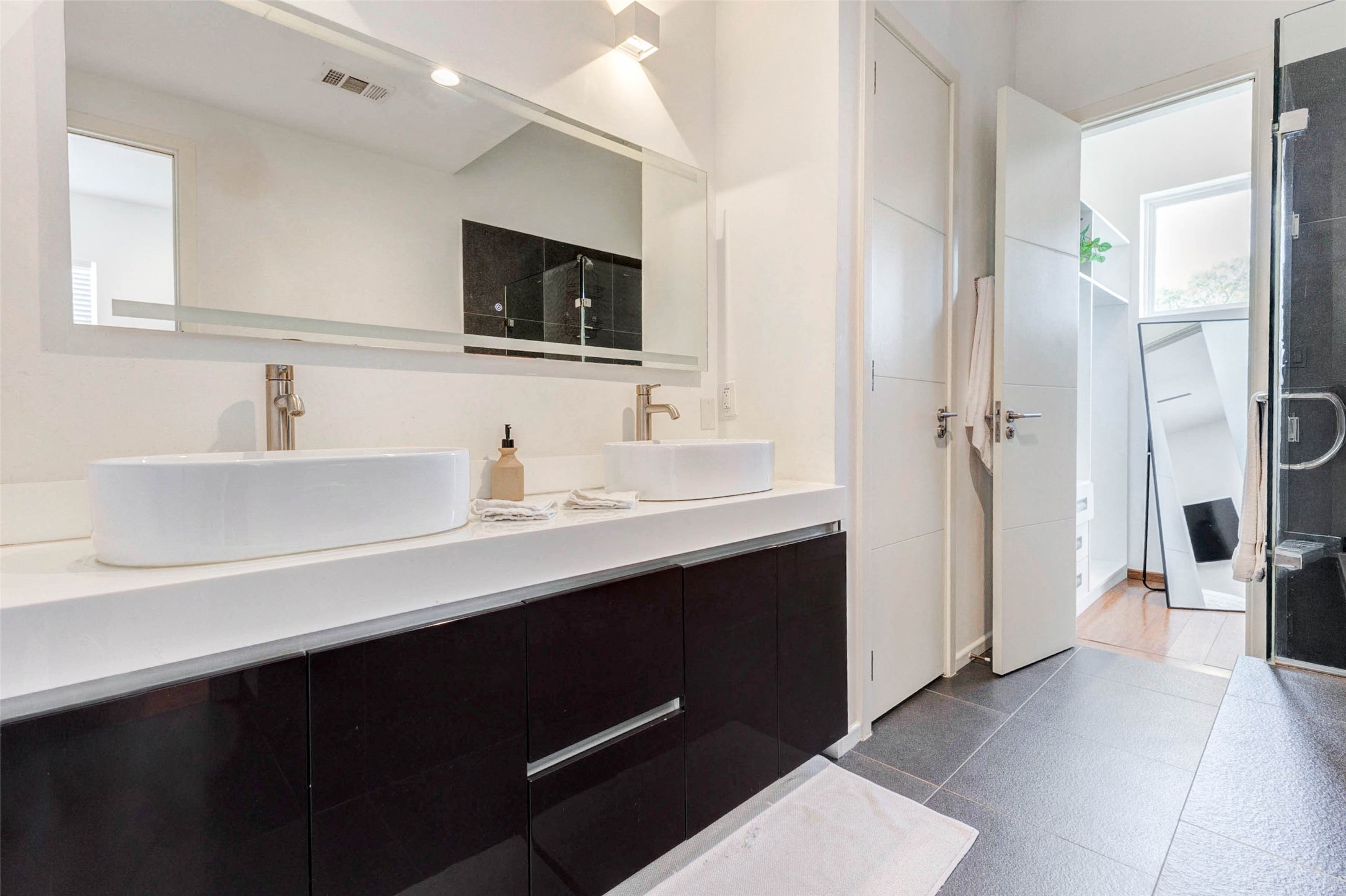 4115 Chartres Street Houston, TX 77004 - Photo 36 of 50 a bathroom with a sink and a mirror