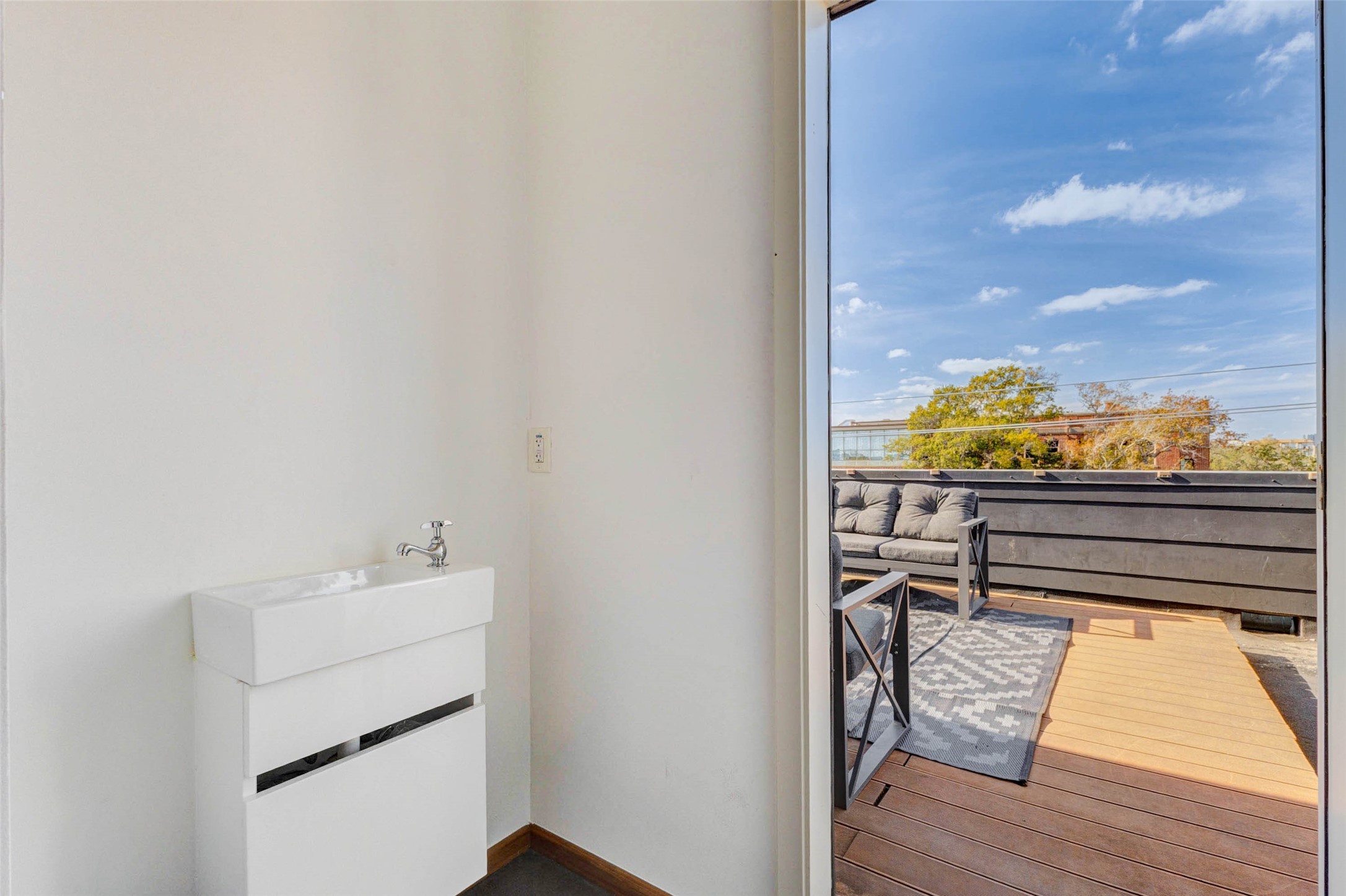 4115 Chartres Street Houston, TX 77004 - Photo 45 of 50 a view of sitting area with a sink