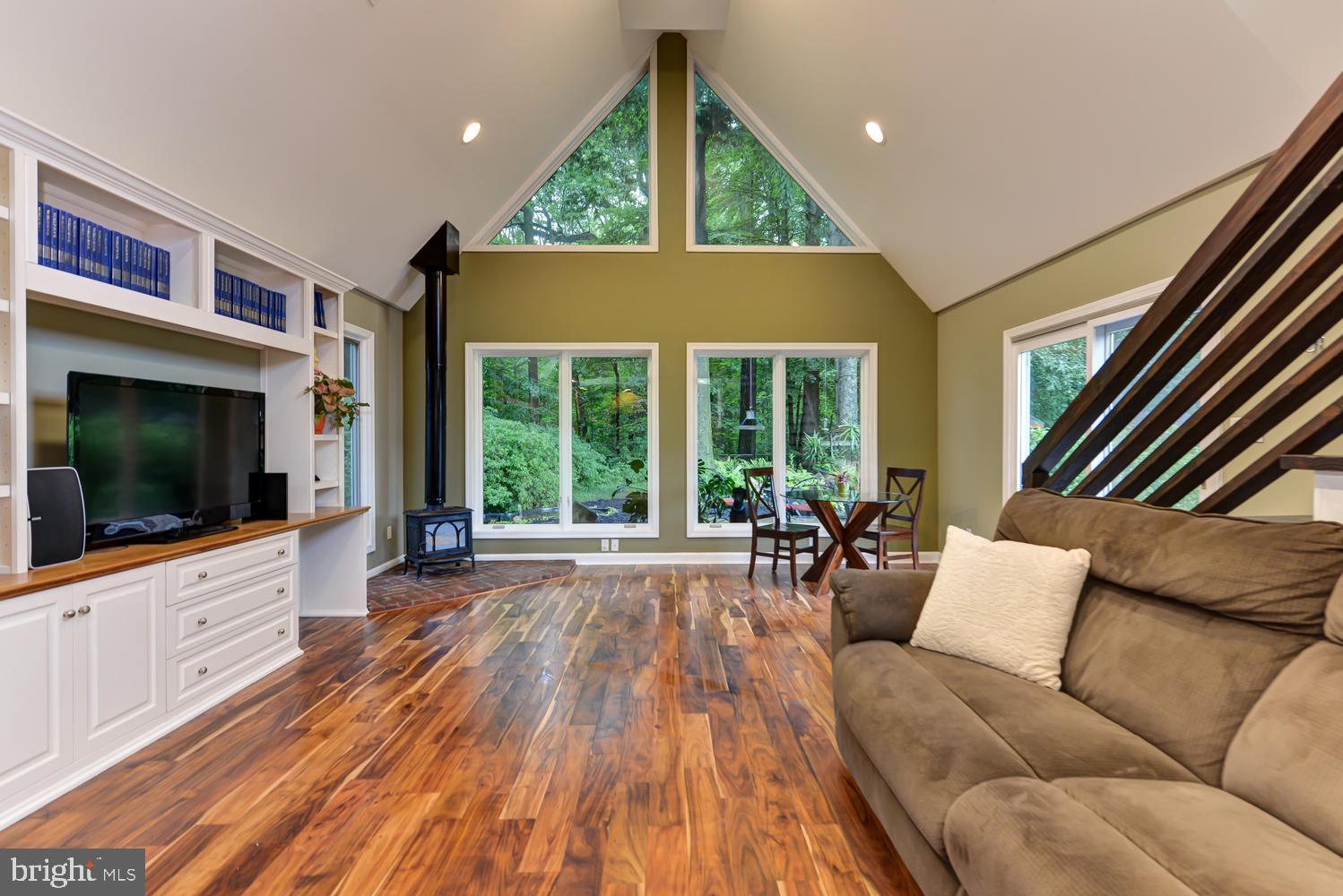 3105 Kingtree Street Silver Spring, MD 20902 - Photo 11 of 46 Living Area
