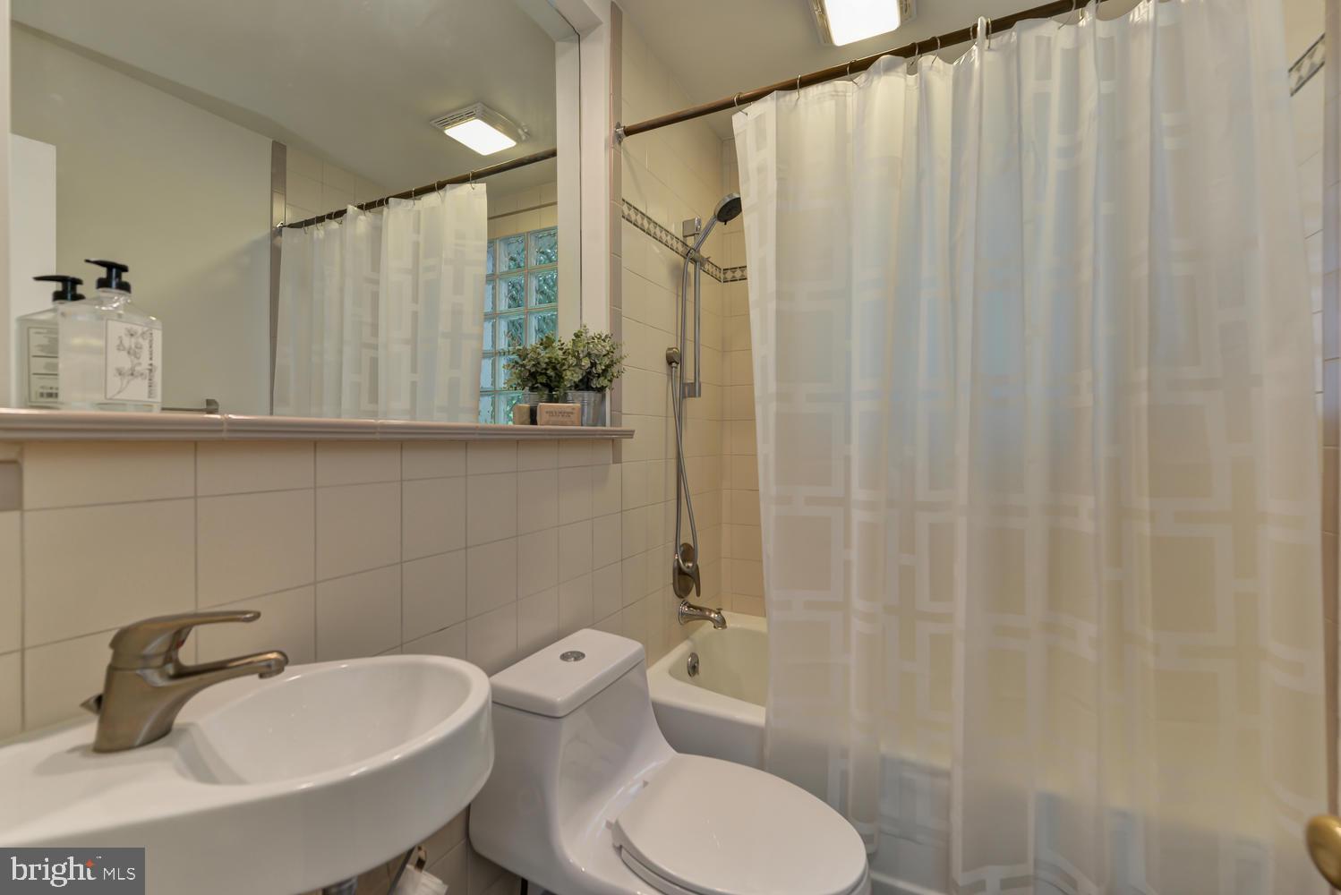 3105 Kingtree Street Silver Spring, MD 20902 - Photo 22 of 46 Full Bathroom