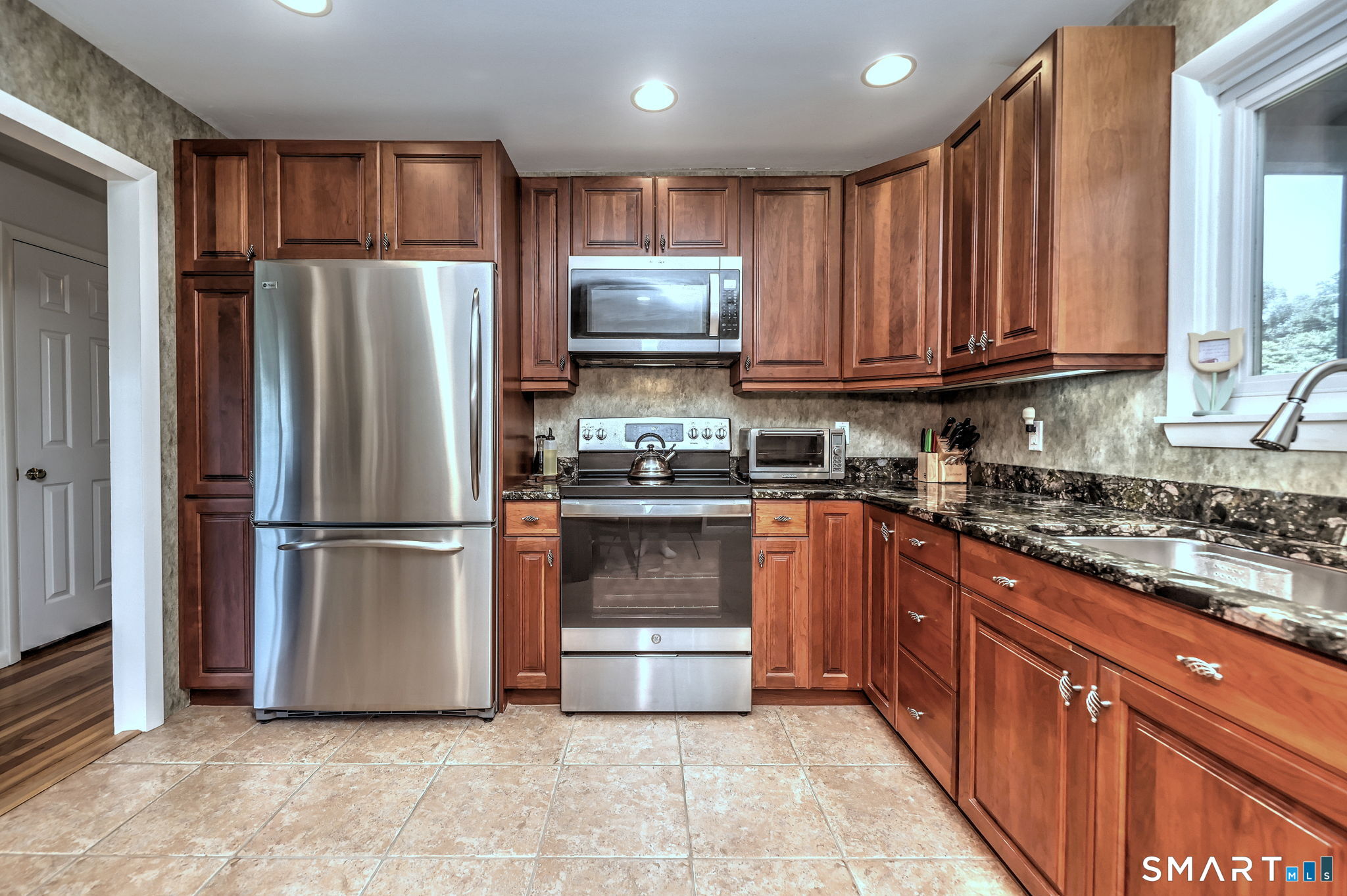 31 Paugussett Road Newtown, CT 06482 - Photo 15 of 40
