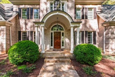 a view of an entryway with livingroom