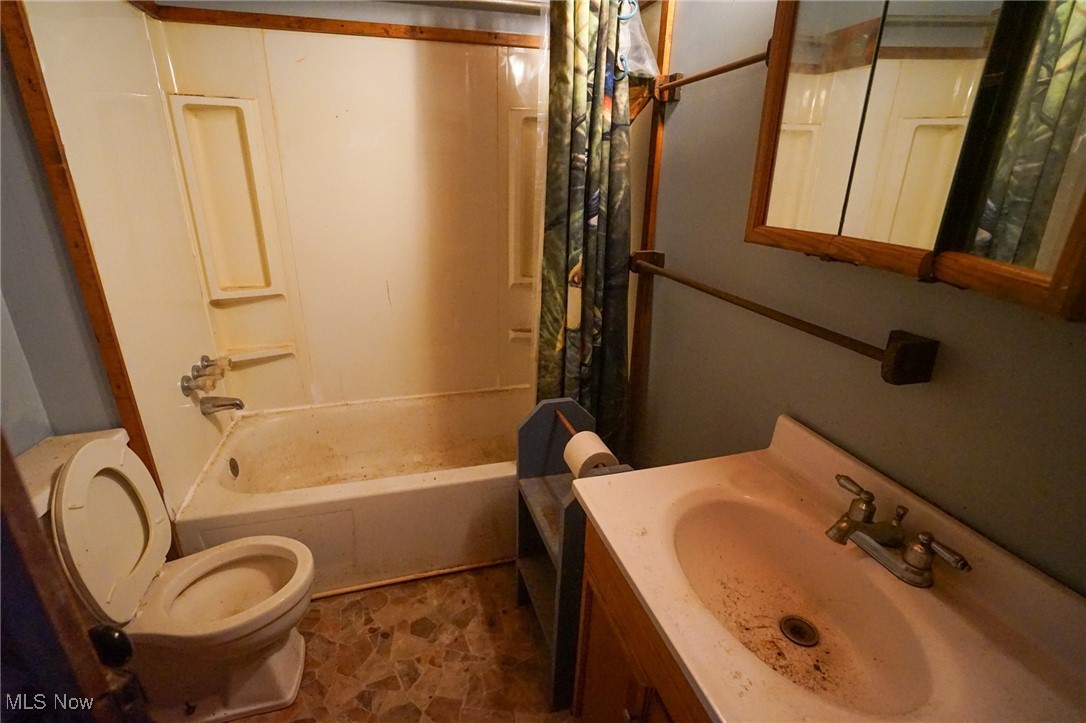 34799 Paw Road Lower Salem, OH 45745 - Photo 20 of 50 Full bathroom with shower / bath combo and vanity