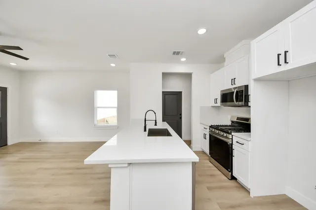 $1,700 | 1314 West Willis Street, Unit B, Alvin, TX 77511